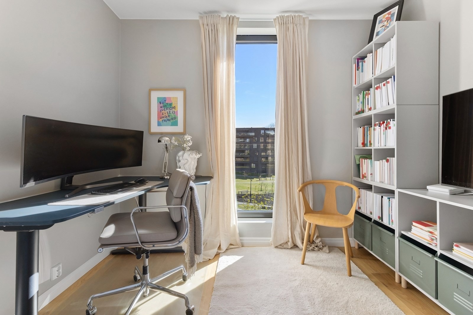 Plass til både seng og garderobe. Hyggelig utsikt utover fellesarealer. Galleribilde