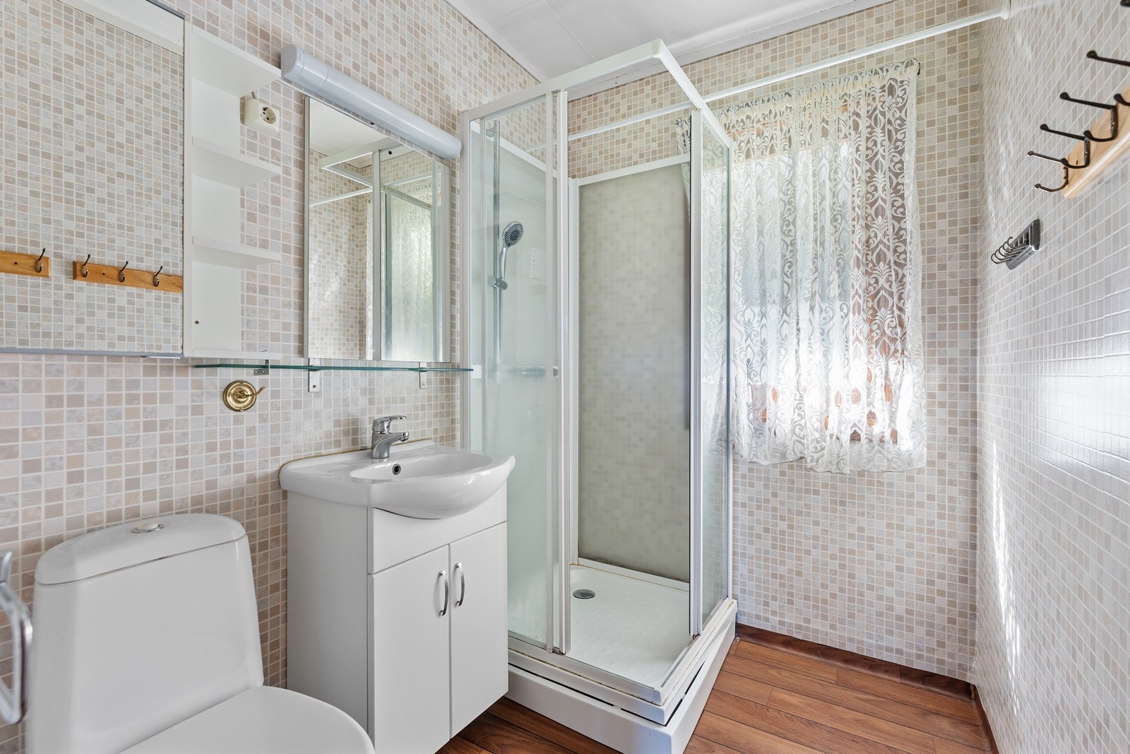 Badet har våtromstapet på vegger, belegg på gulv og himlingsplater i tak Galleribilde
