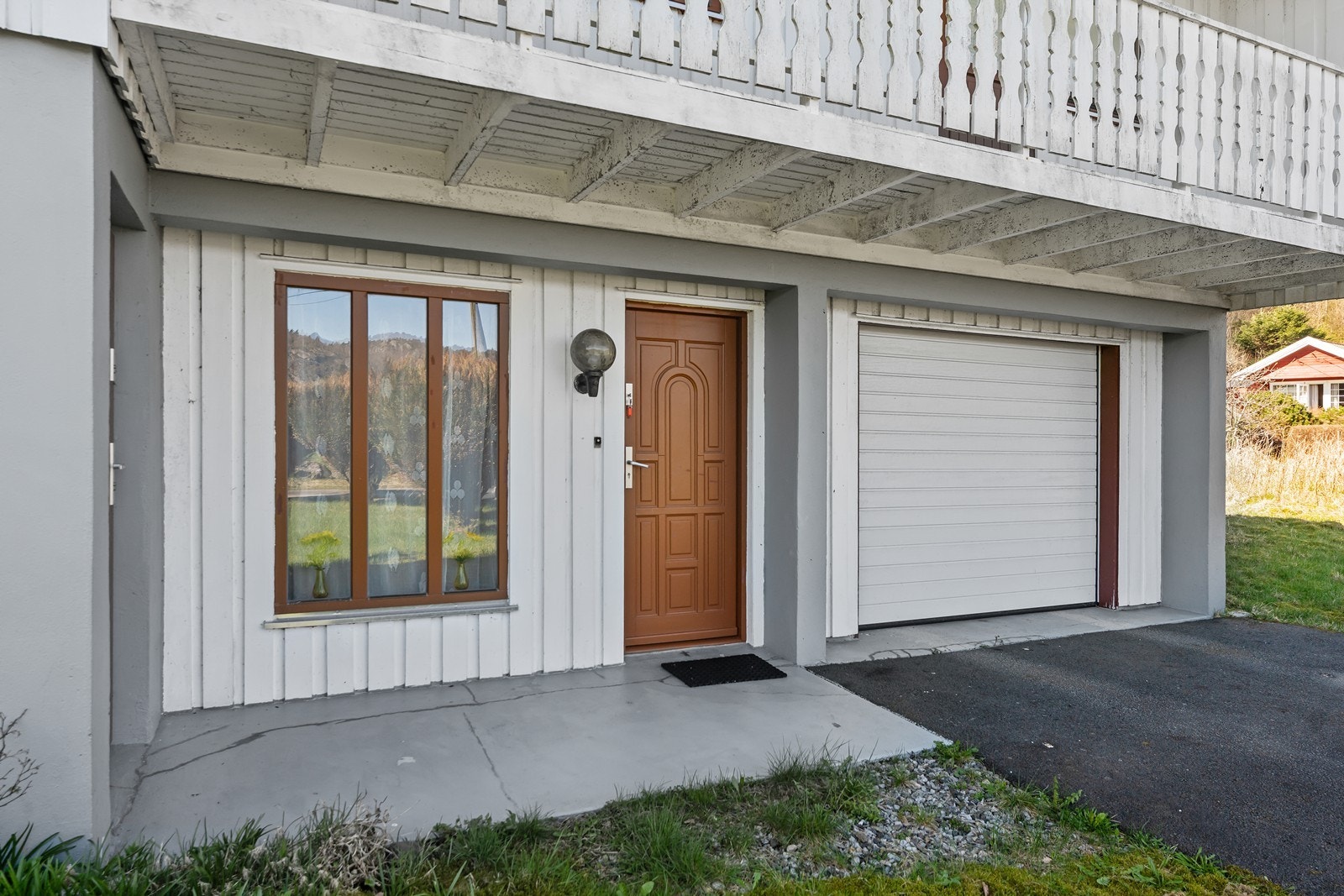 Gode parkeringsmuligheter i tunet, samt i garasjen. Galleribilde