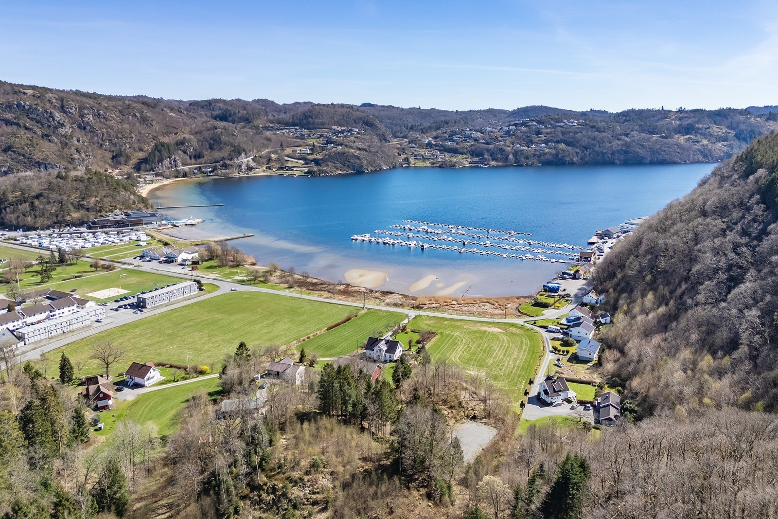 Kort gangavstand til Sørlandsbadet ,promenaden og til Rosfjordstranden. Galleribilde