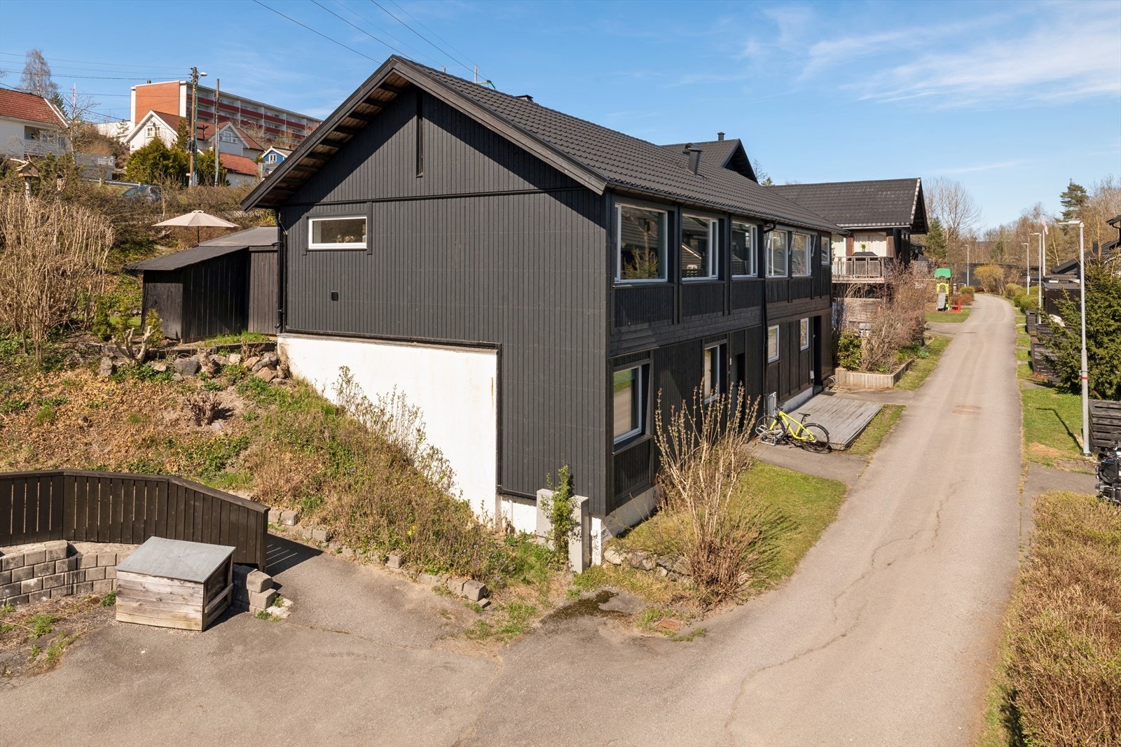 Boligen er betydelig oppgradert, med ny utvendig kledning og etterisolering utført i 2025. Det medfølger garasjeplass med tilgang til elbillader. Galleribilde