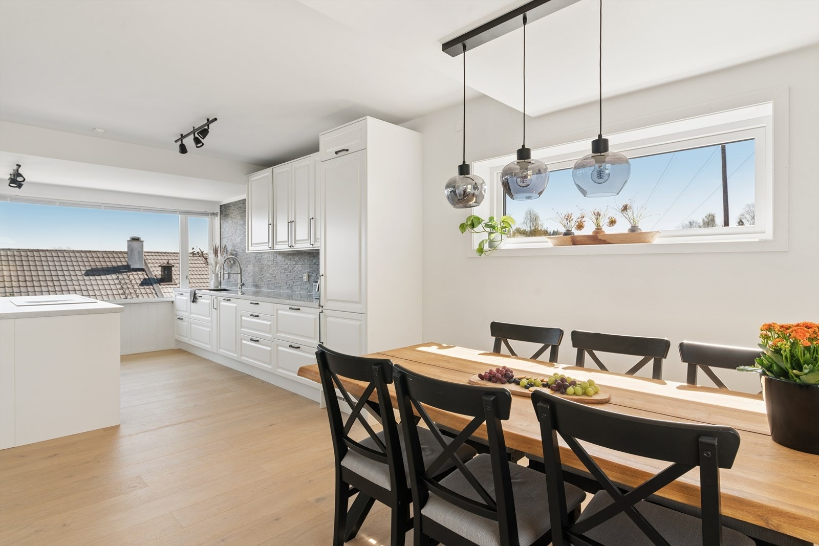 Spisestuen har god plass til et stort spisebord for hyggelige sammenkomster med familie og venner. Galleribilde