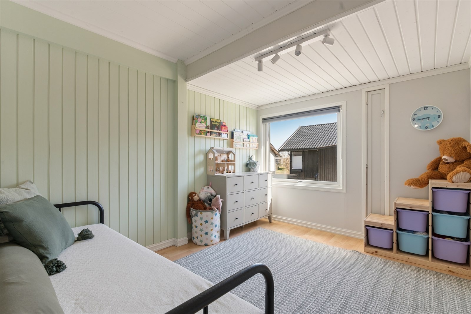 Det andre soverommet i første etasje, et lunt rom som egner seg godt som barnerom eller kontor. Galleribilde