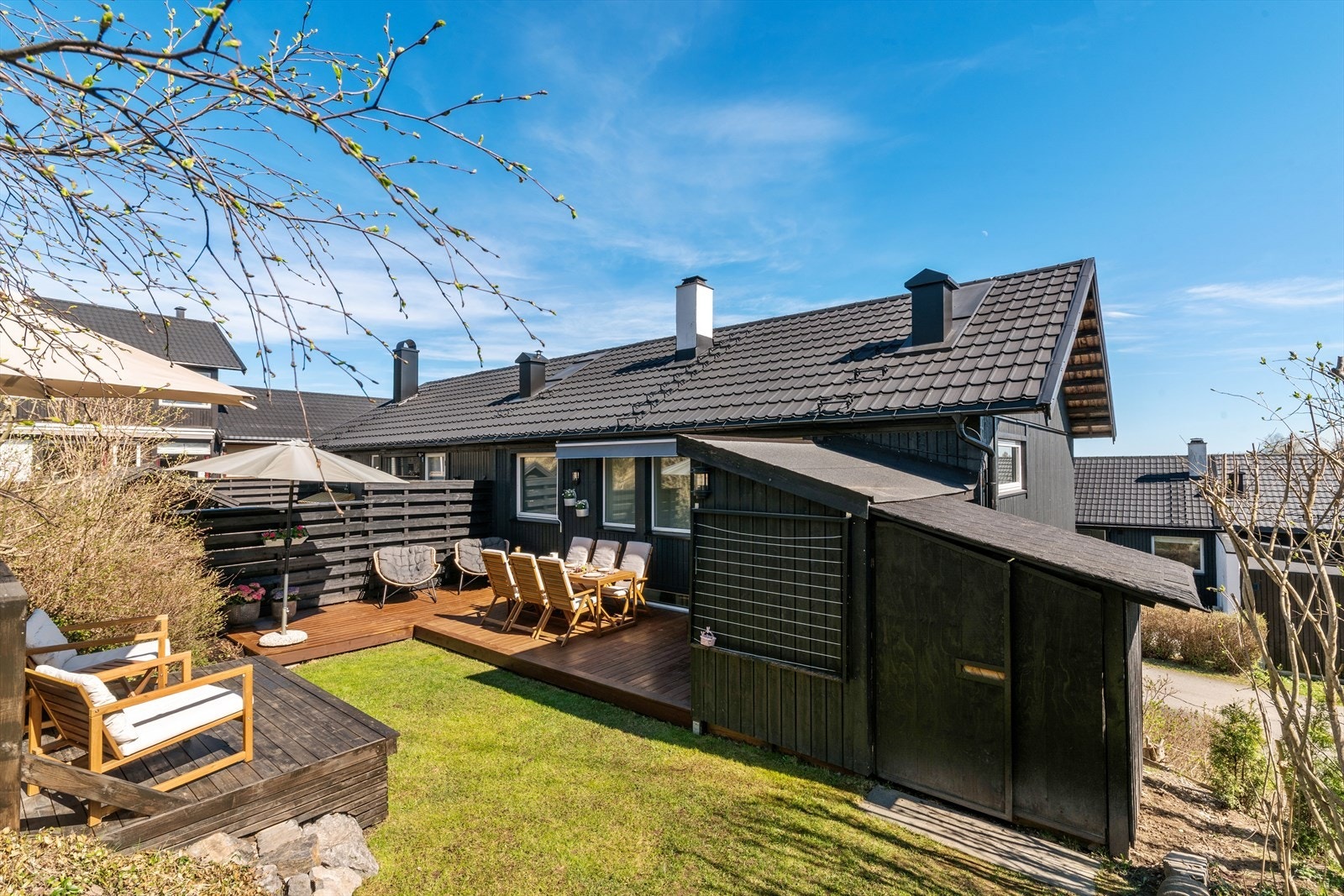 Boligen har god lagringsplass med både innvendig bod og en praktisk utvendig bod. Galleribilde