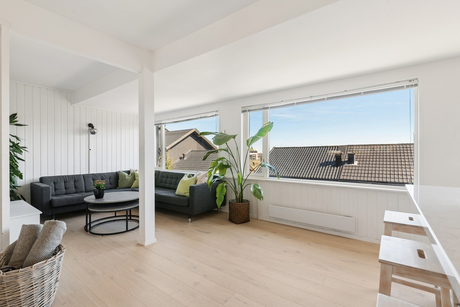 Den åpne planløsningen gir fleksibilitet og rom for flere møbleringssoner for både sofagruppe og spisebord. Galleribilde