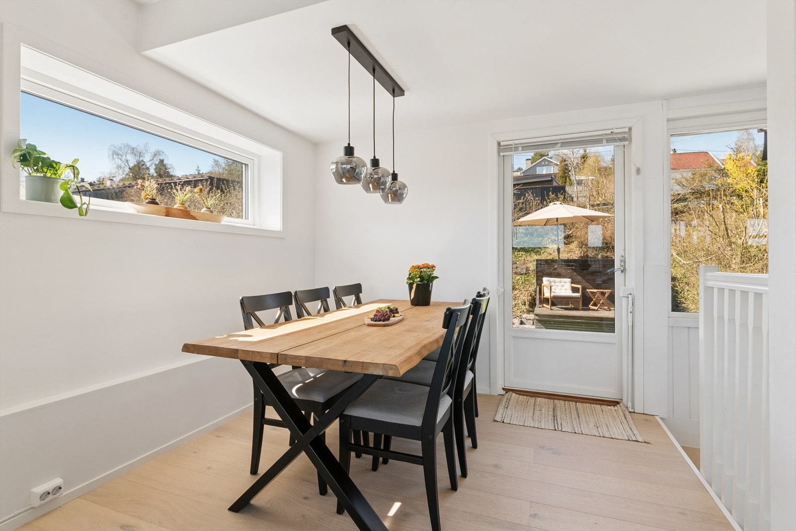 Fra spisestuen er det direkte utgang til den store, nordvestvendte terrassen via en balkongdør fra 2015. Galleribilde