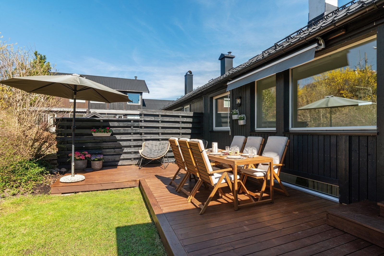 Uteplassen er en herlig forlengelse av stuen i sommerhalvåret, med god plass til både sittegruppe og spisebord. Galleribilde