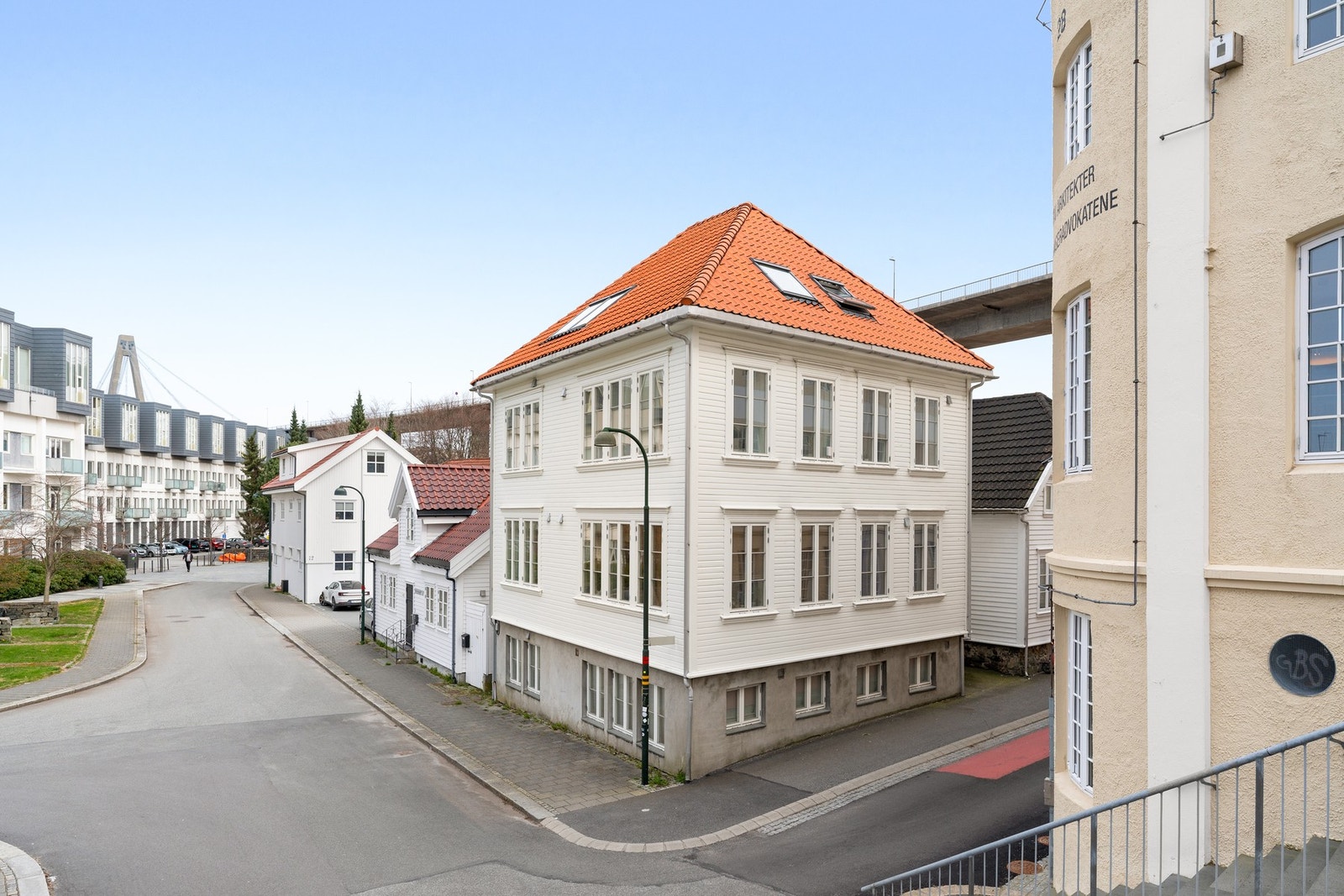 Her har du byens urbane tilbud rett utenfor døren. Kino, kaffebarer, restauranter og en rekke kulturtilbud er bare noe av det du finner innen få minutters gange. Galleribilde