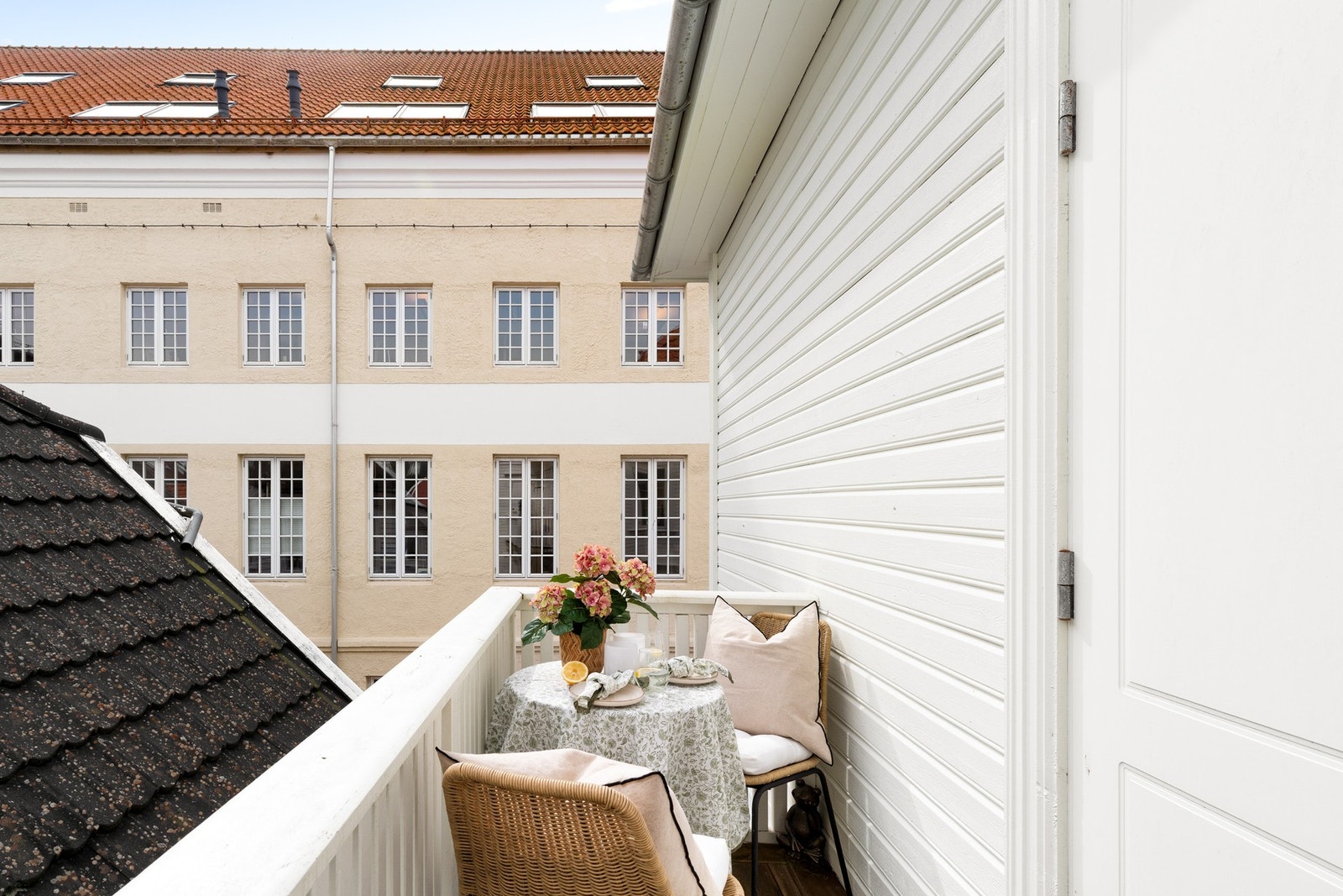 Fra entréen er det direkte utgang til balkongen som har sol fra morgen til ca. kl. 15.00 på dagen. Galleribilde