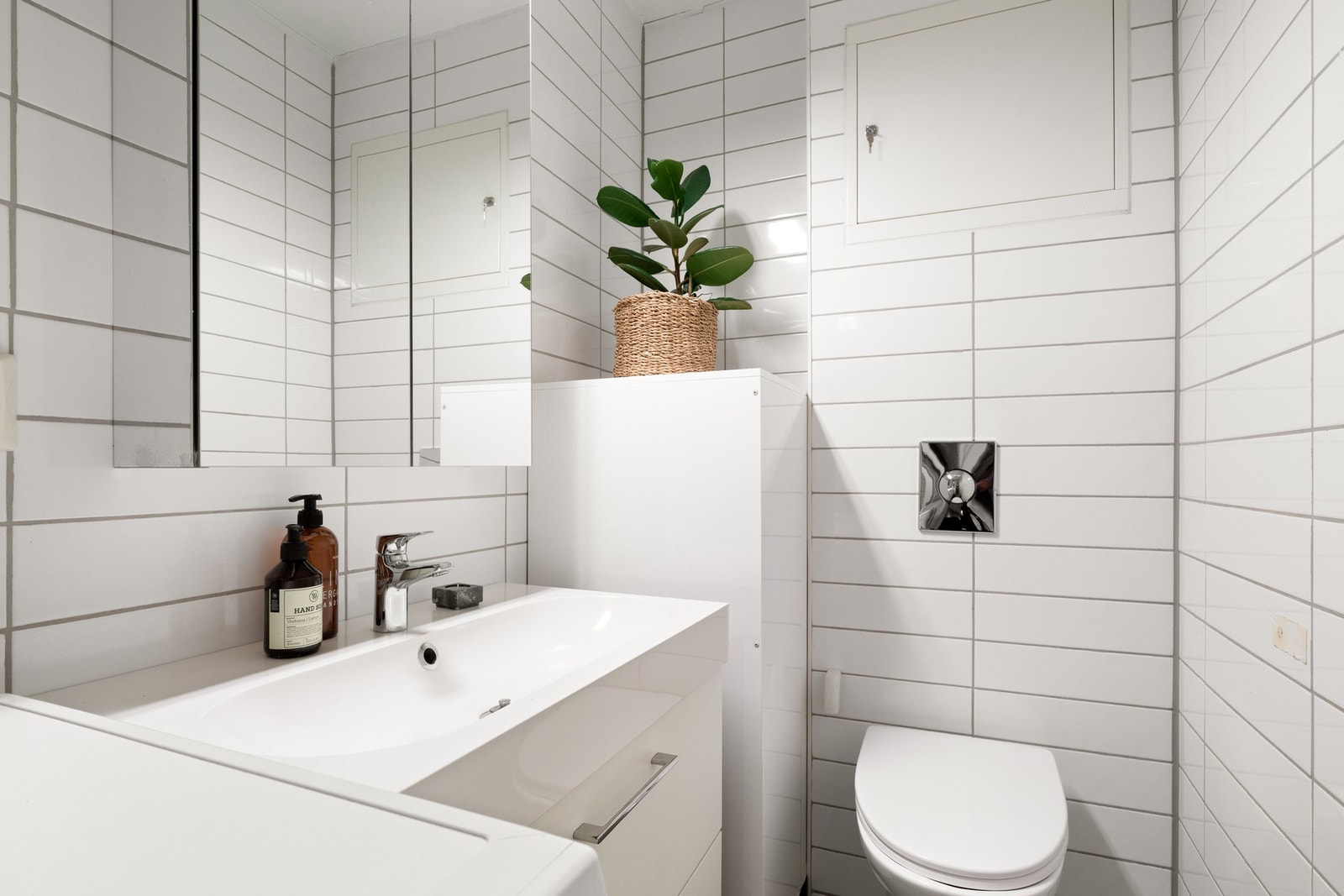 Badet har en praktisk utforming med flislagte vegger og gulv, og har varmekabler. Galleribilde