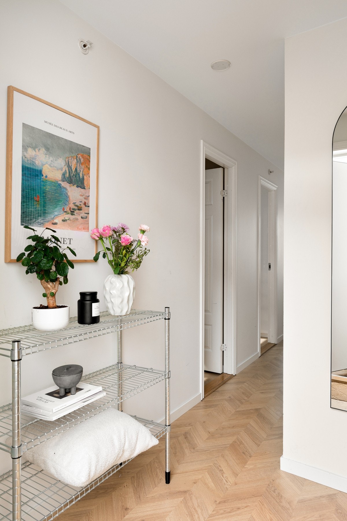 Entréen gir et svært godt førsteinntrykk av boligen med lyse overflater og en praktisk planløsning. Galleribilde