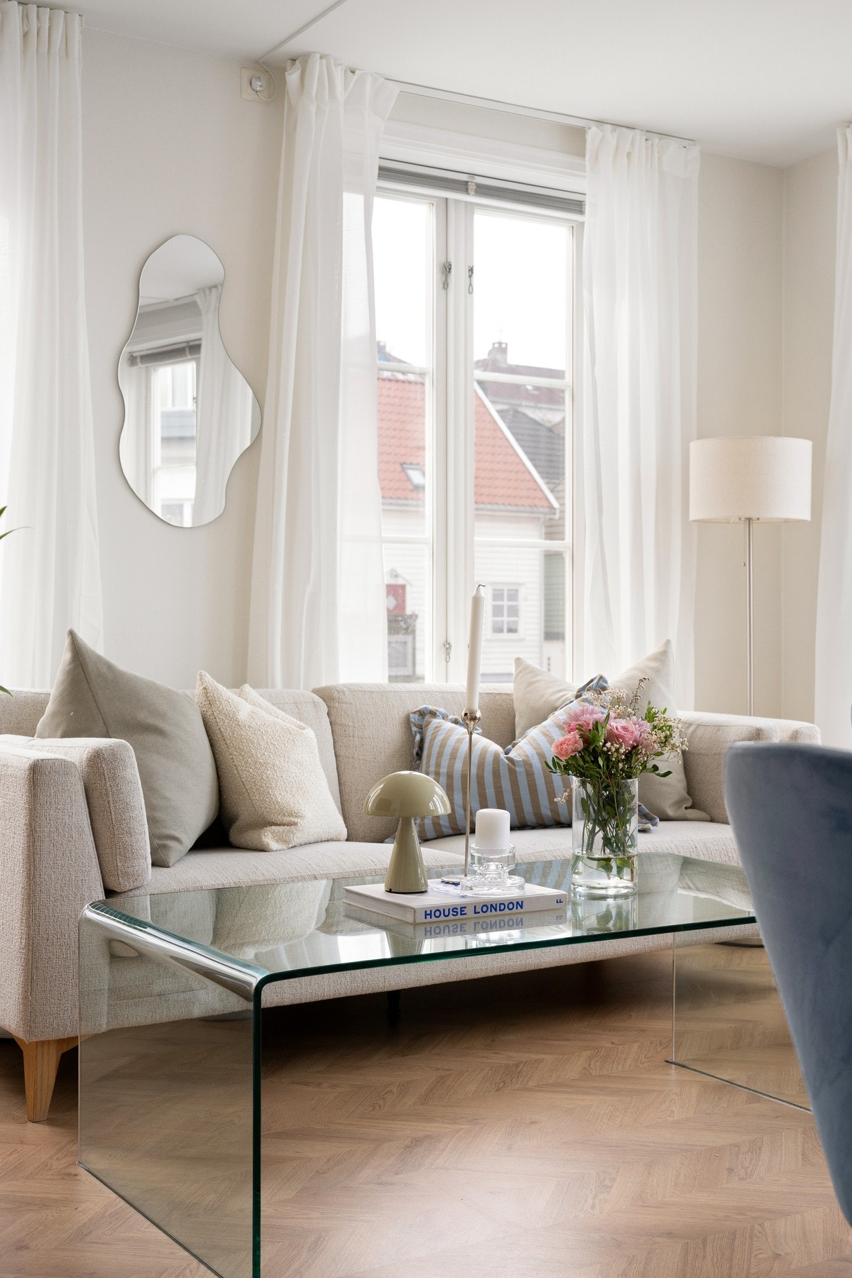 Stuen er lys og romslig med store vindusflater på flere sider som gir et fantastisk lysinnslipp gjennom hele dagen. Galleribilde
