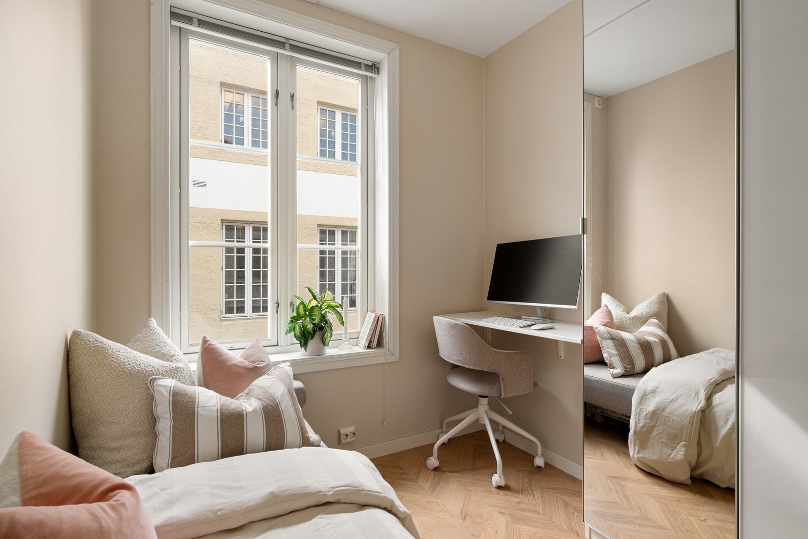 Begge rommene har gode oppbevaringsmuligheter med skap. Galleribilde