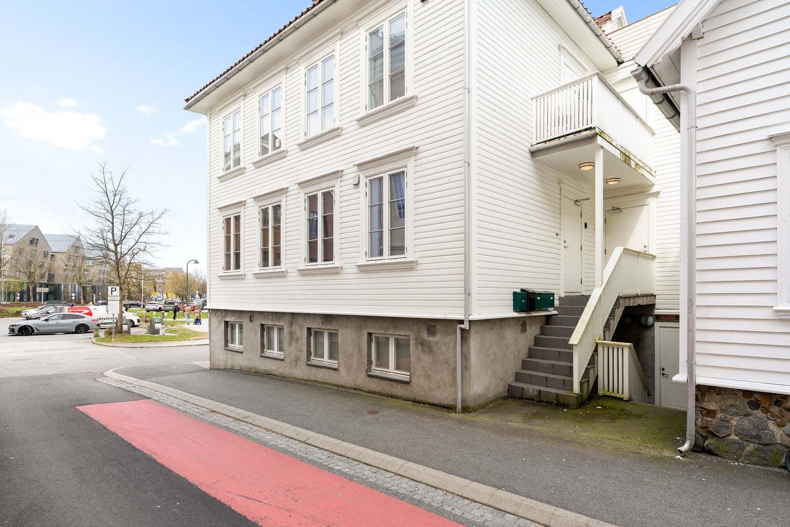 Eiendommen ligger i et svært attraktivt og populært boligområde ved Badedammen. Galleribilde