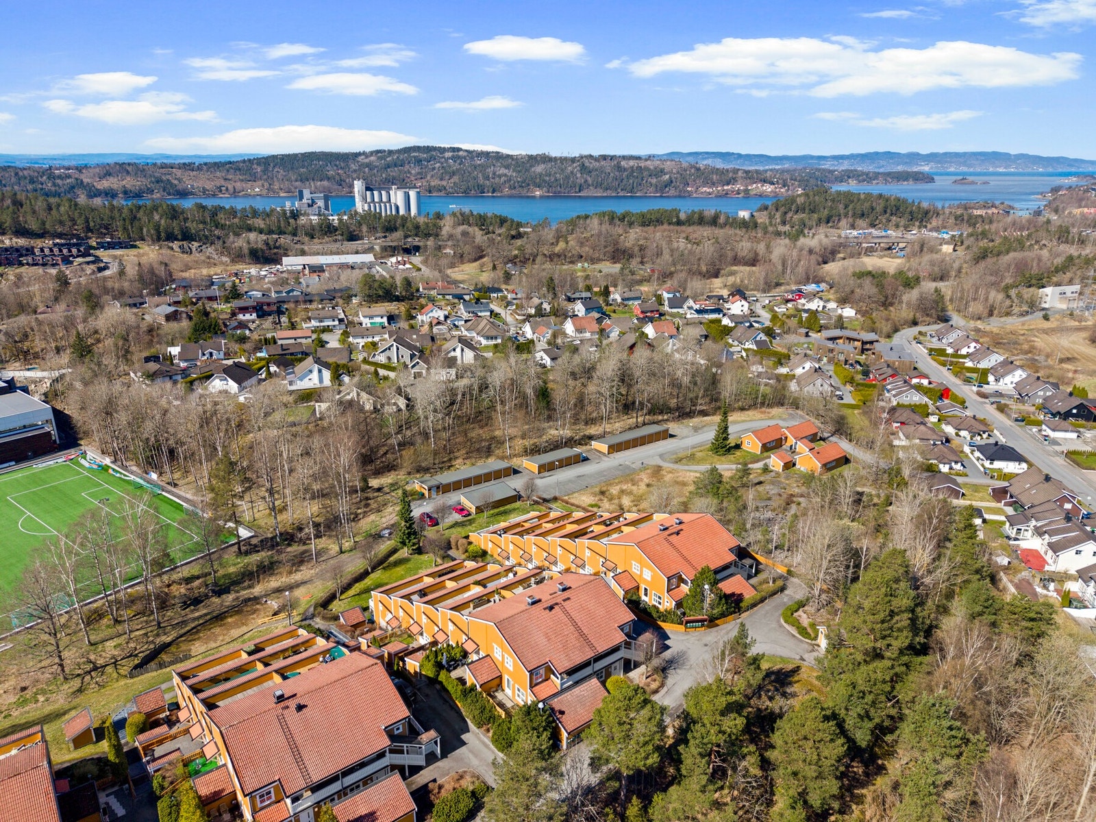 For de som pendler inn mot Oslo er det kort vei til Kambo stasjon, og man kan enkelt gå, sykle eller kjøre bil dit Galleribilde
