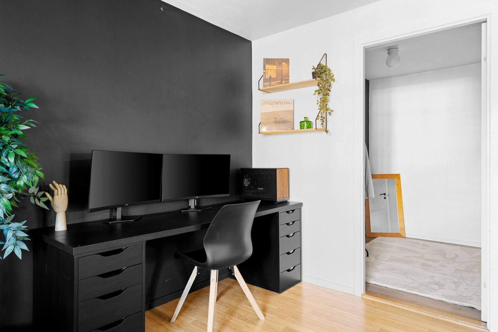 Det er en romslig walk-in closet som gir gode oppbevaringsmuligheter Galleribilde