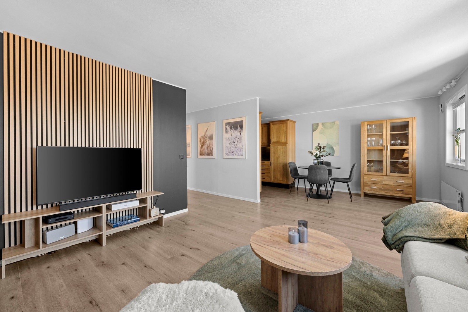 Stue og spisestue finner sin naturlige plass i leiligheten, med en god og funksjonell romløsning Galleribilde