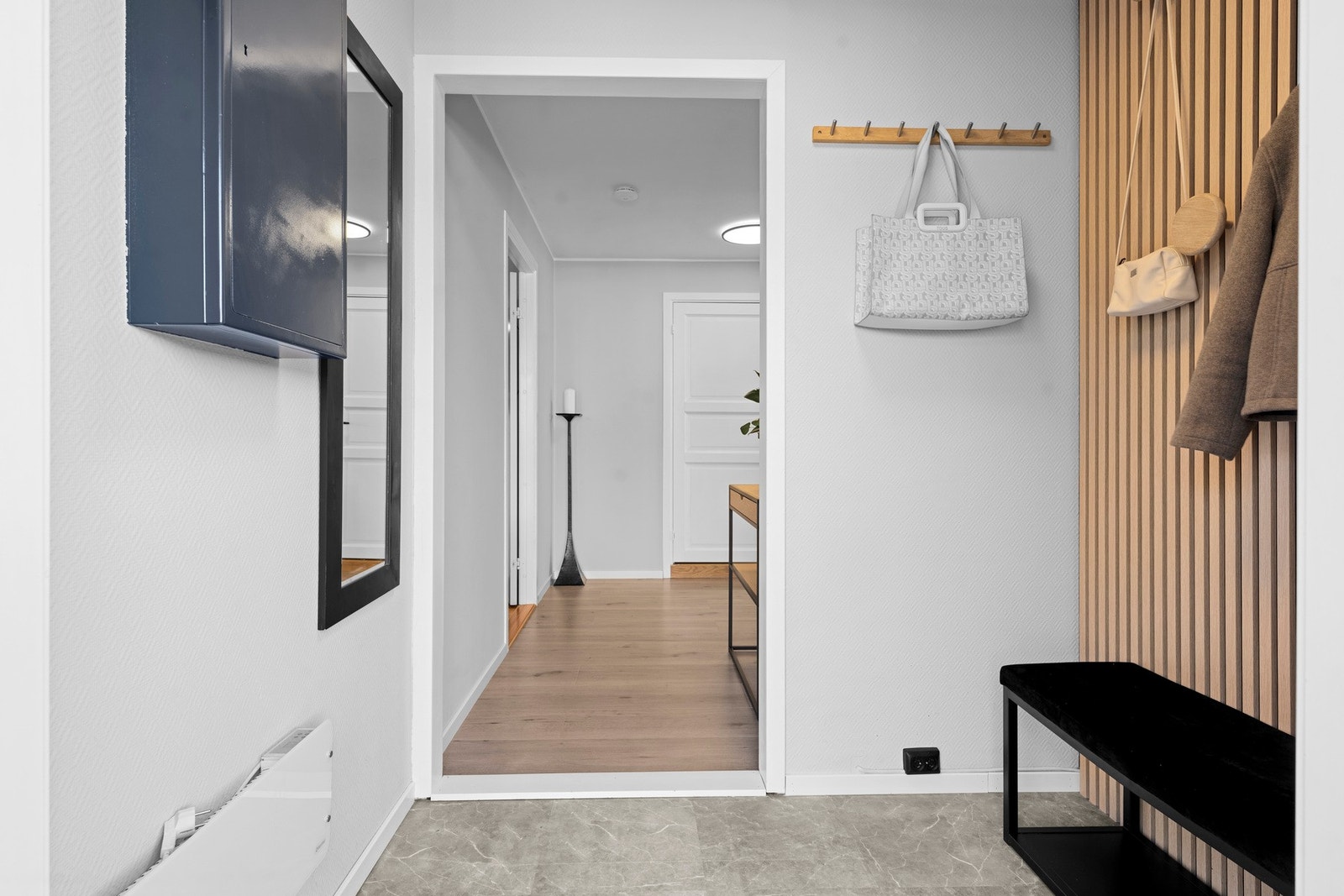 I Entrén er det god plass til å sette fra seg sko og henge av seg yttertøyet Galleribilde