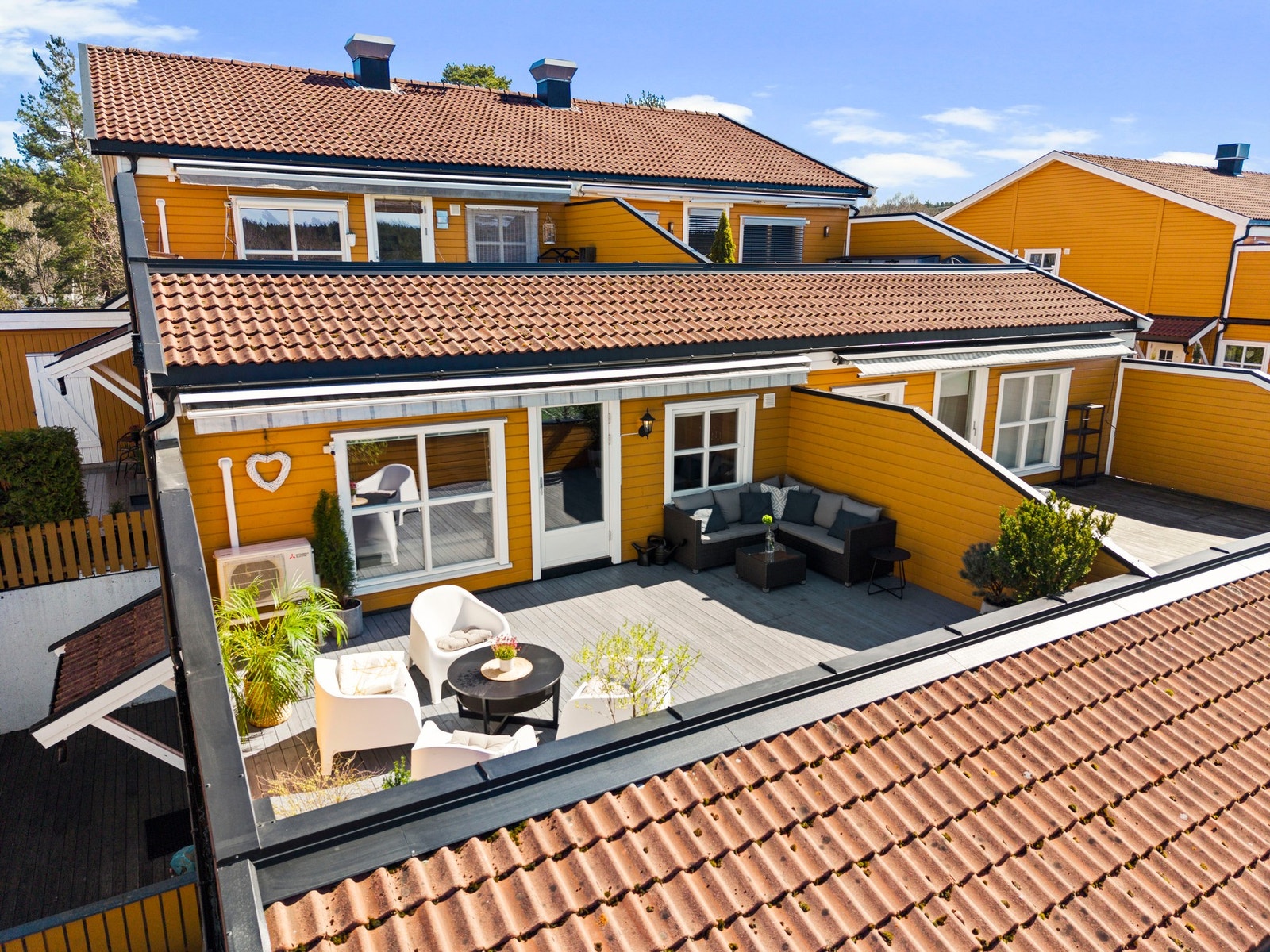 Fra stuen er det direkte utgang til en vestvendt terrasse på 32 kvm Galleribilde