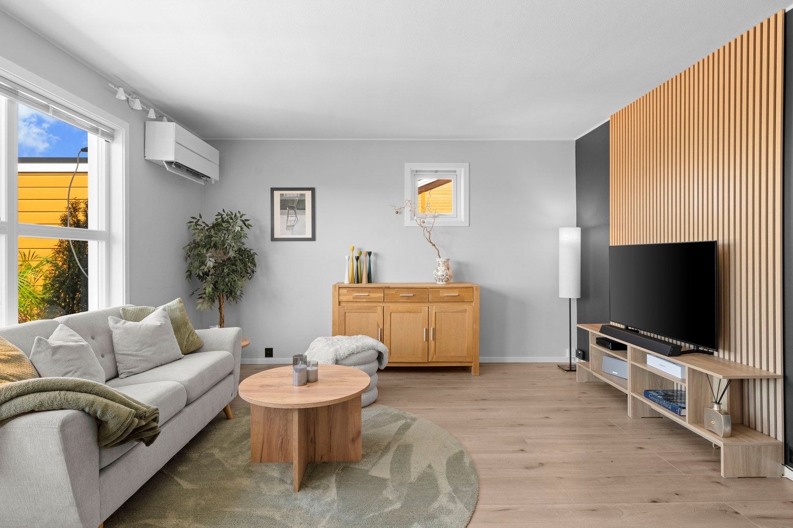Det er rikelig med plass til en romslig hjørnesofa, og dette blir et naturlig samlingspunkt hvor man kan slappe av etter lange dager Galleribilde