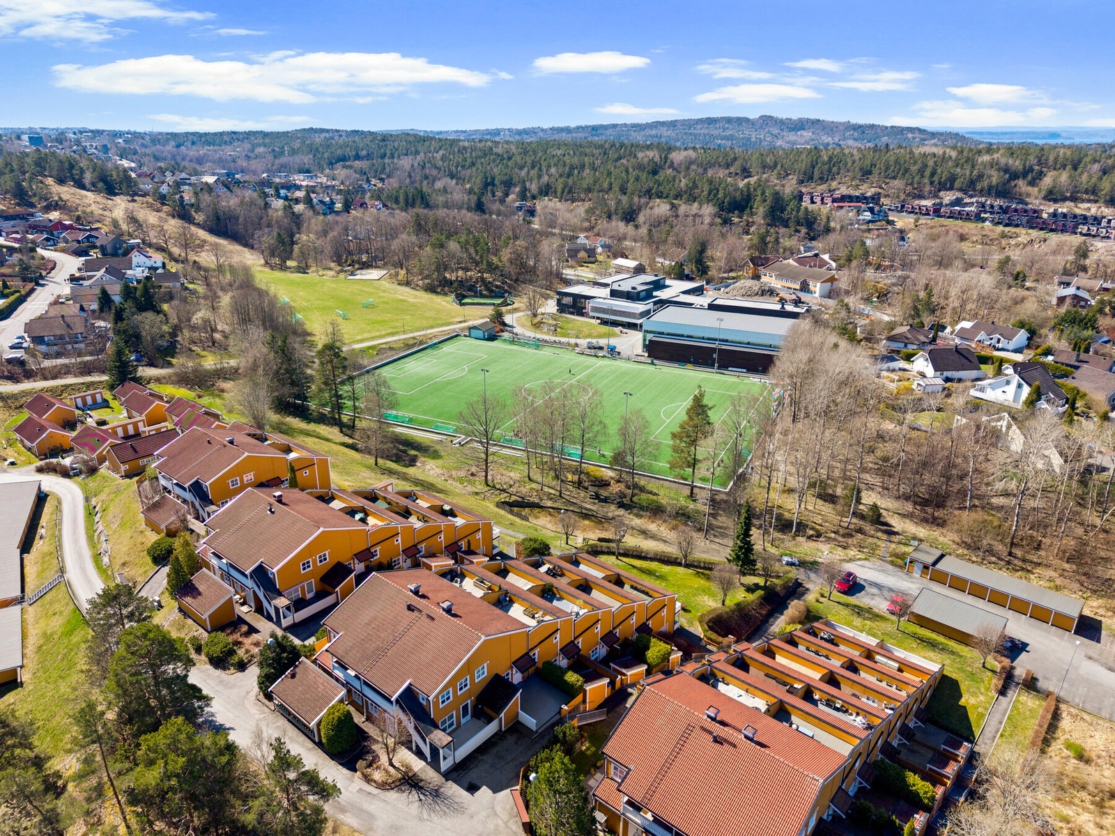 Det er kort vei til barnehage, skole og idrettsanlegg, noe som gir en praktisk og familievennlig beliggenhet Galleribilde