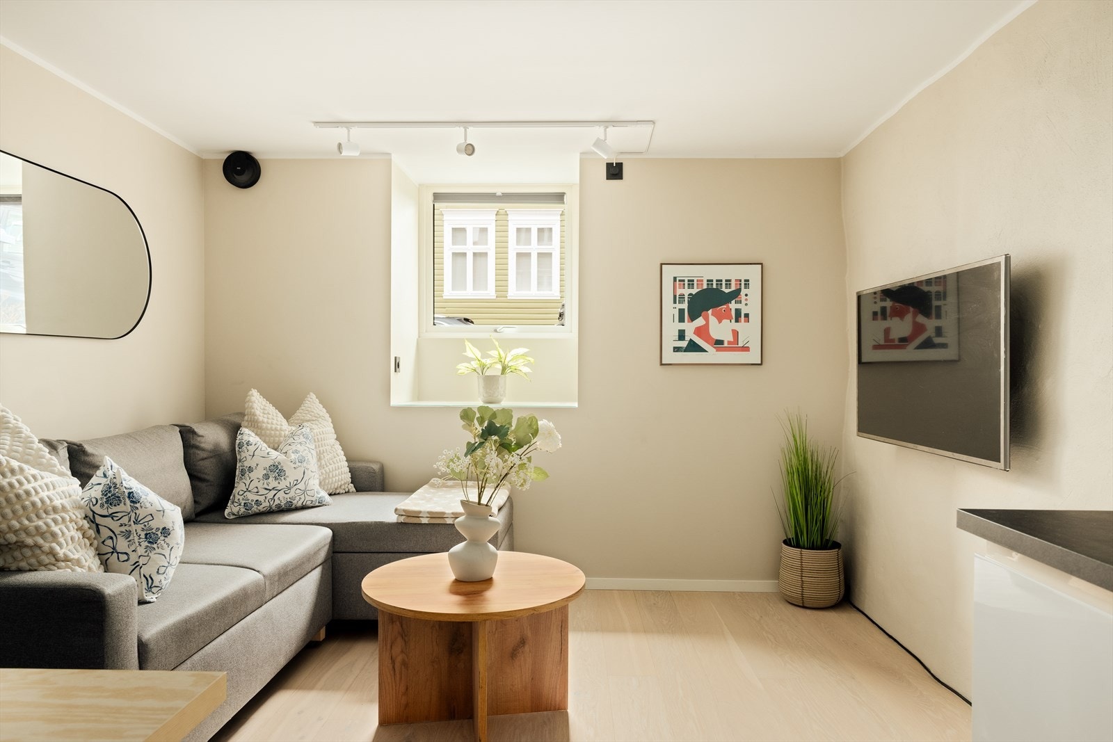 Herlig stue med slette vegger og lyse farger Galleribilde
