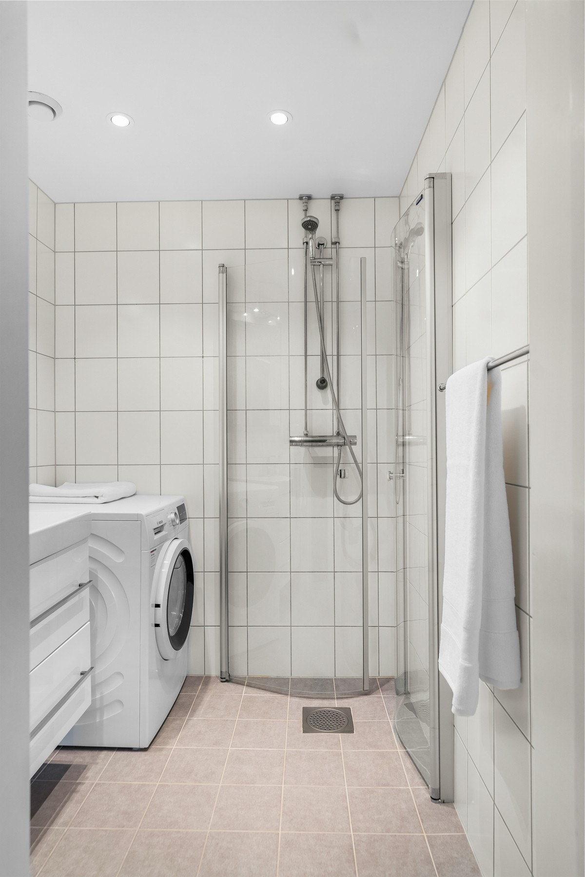 På badet er det praktisk opplegg for vaskemaskin. Galleribilde