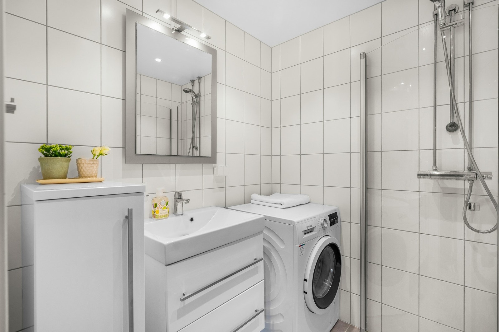 Badet fremstår lyst og delikat, og ble pusset opp i regi av borettslaget i 2012/2013. Galleribilde