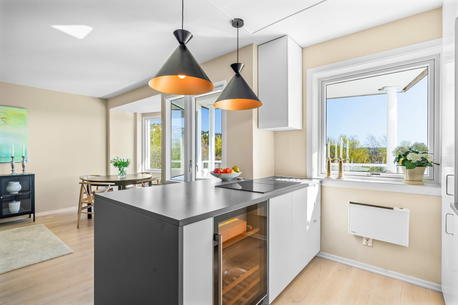 Kjøkkenet har også integrerte hvitevarer med oppvaskmaskin, stekeovn, kjøl/frys og vinskap, som gir et helhetlig og funksjonelt uttrykk. Galleribilde