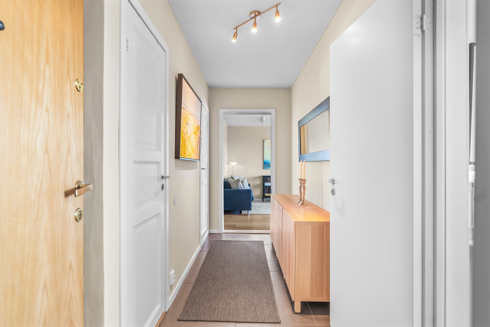 Velkommen inn! Det første som møter deg er en lys og pen entré med flislagt gulv. Galleribilde