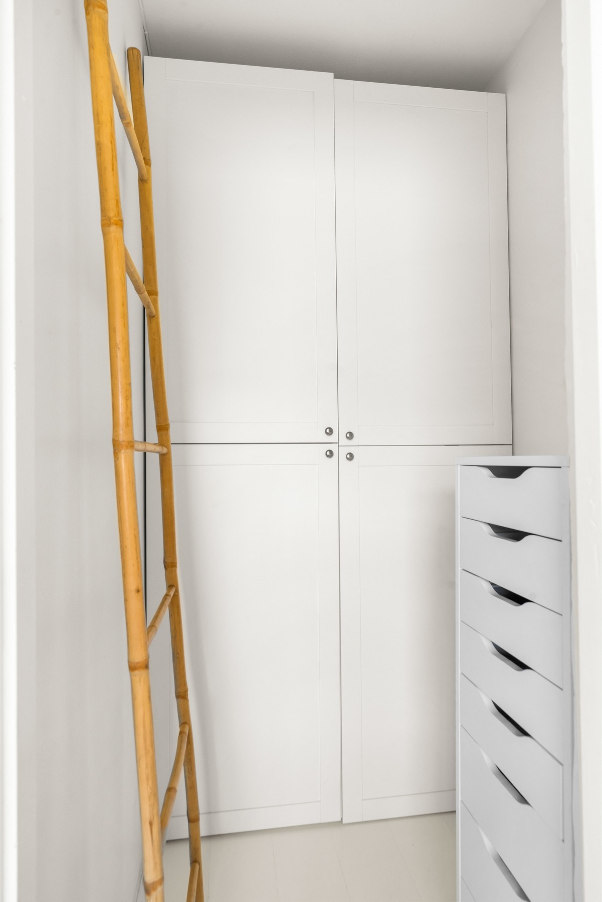 Hovedsoverommet har direkte adkomst til walk-in closet, som gir svært god oppbevaringsplass. Galleribilde