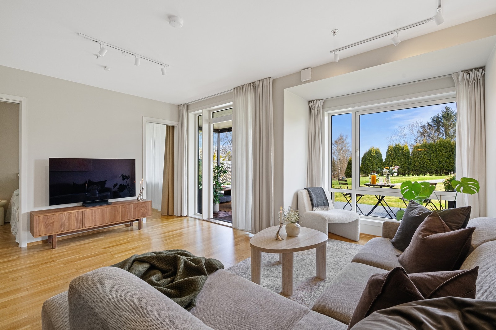 God plass til sofagruppe. Flott utsyn. Galleribilde