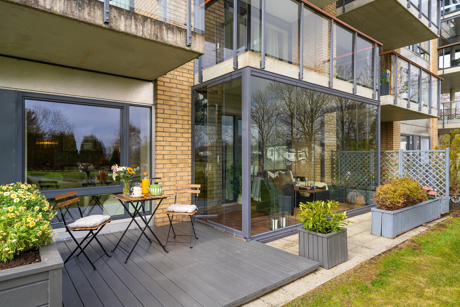 Nydelig uteområde med både innglasset og åpen terrasse Galleribilde