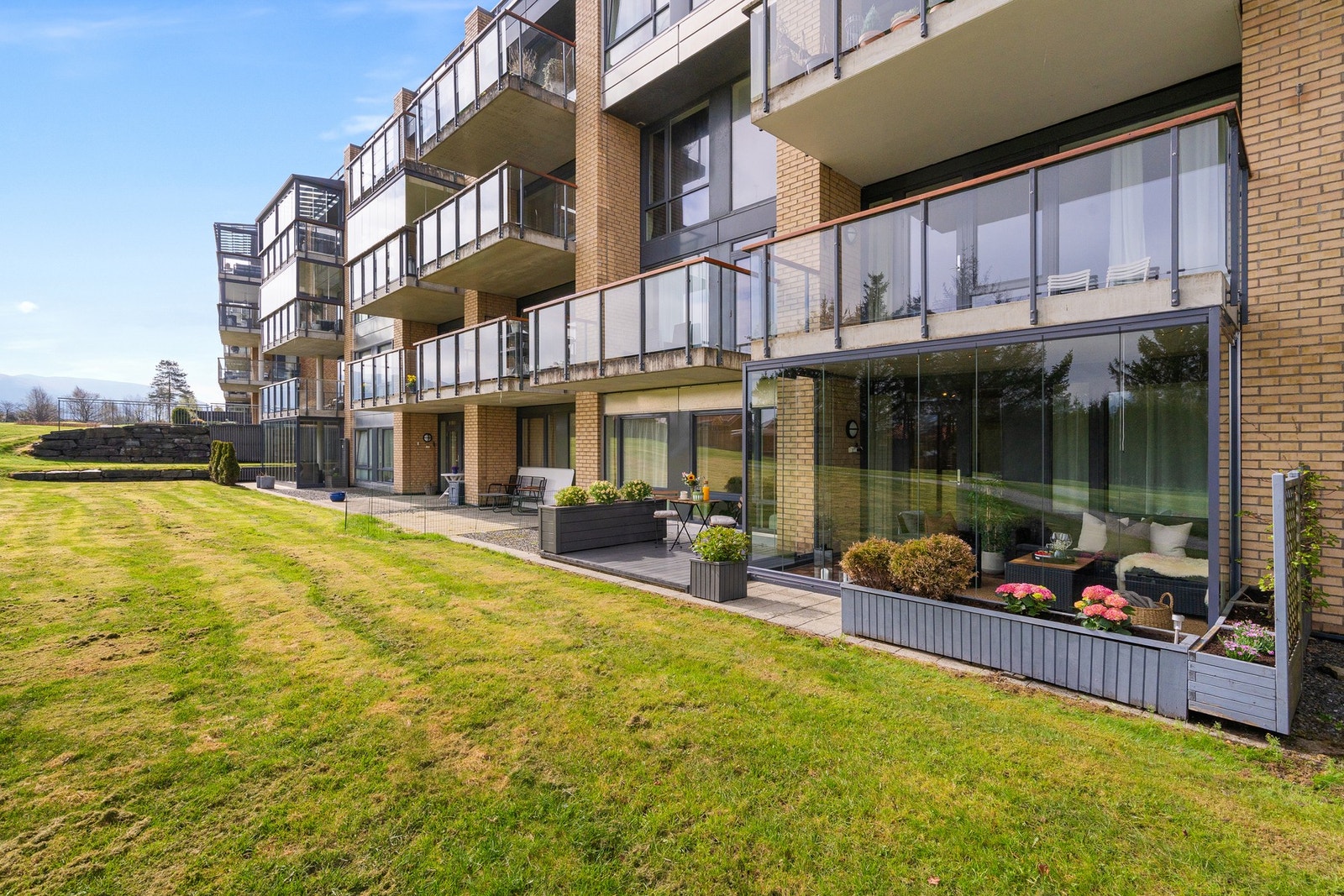 Herlig med innglasset terrasse - får en helt annen bruk av uteområdet da. Galleribilde