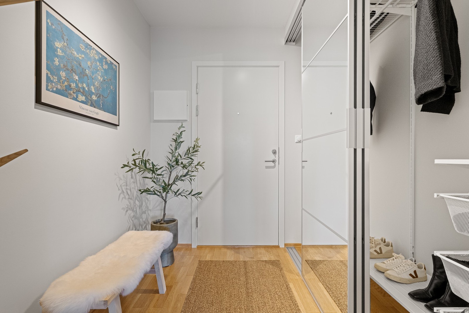 Entré/gang med skyvedørsgarderobe Galleribilde