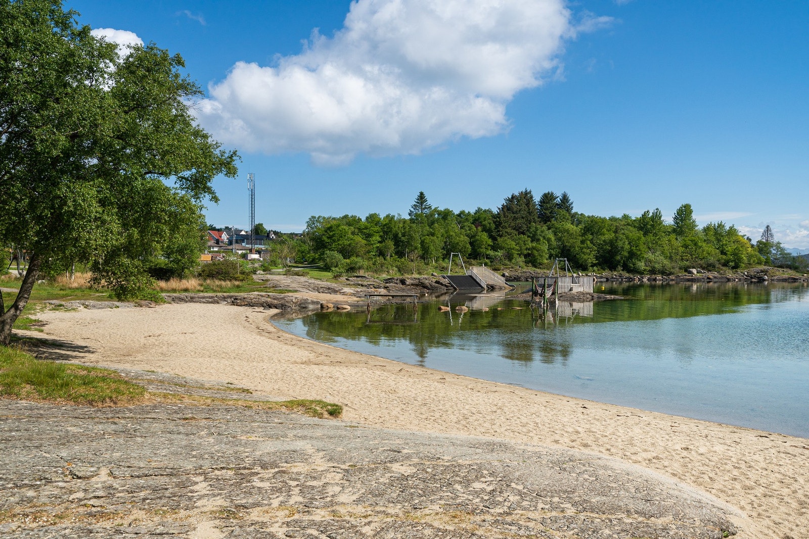 Flott badeplass og turområde ved Vaulen badeplass, bare noen minutters gange fra leiligheten Galleribilde