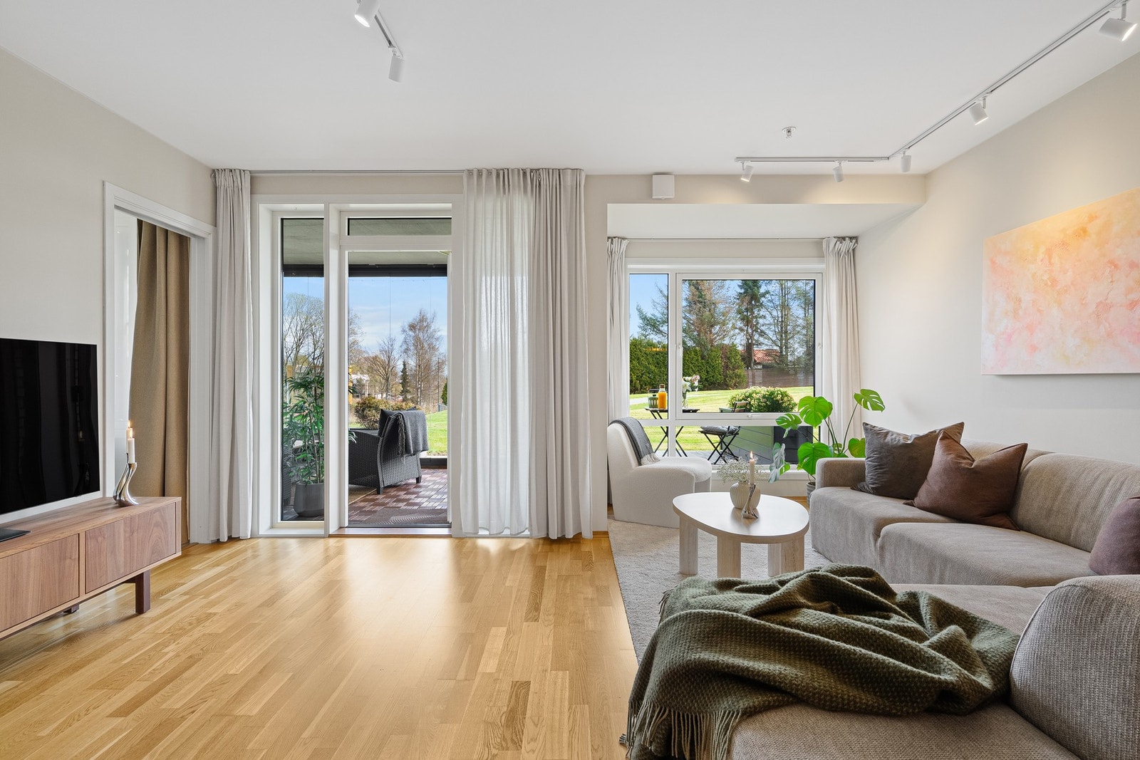Stue med direkte utgang til innglasset terrasse og videre ut Galleribilde