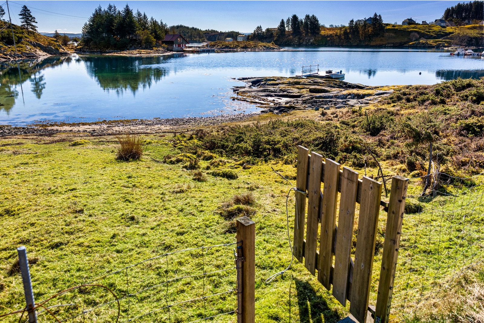 Fra porten ved tomtegrensen er det ca 25 meter å gå ned til badevik i idylliske omgivelser Galleribilde
