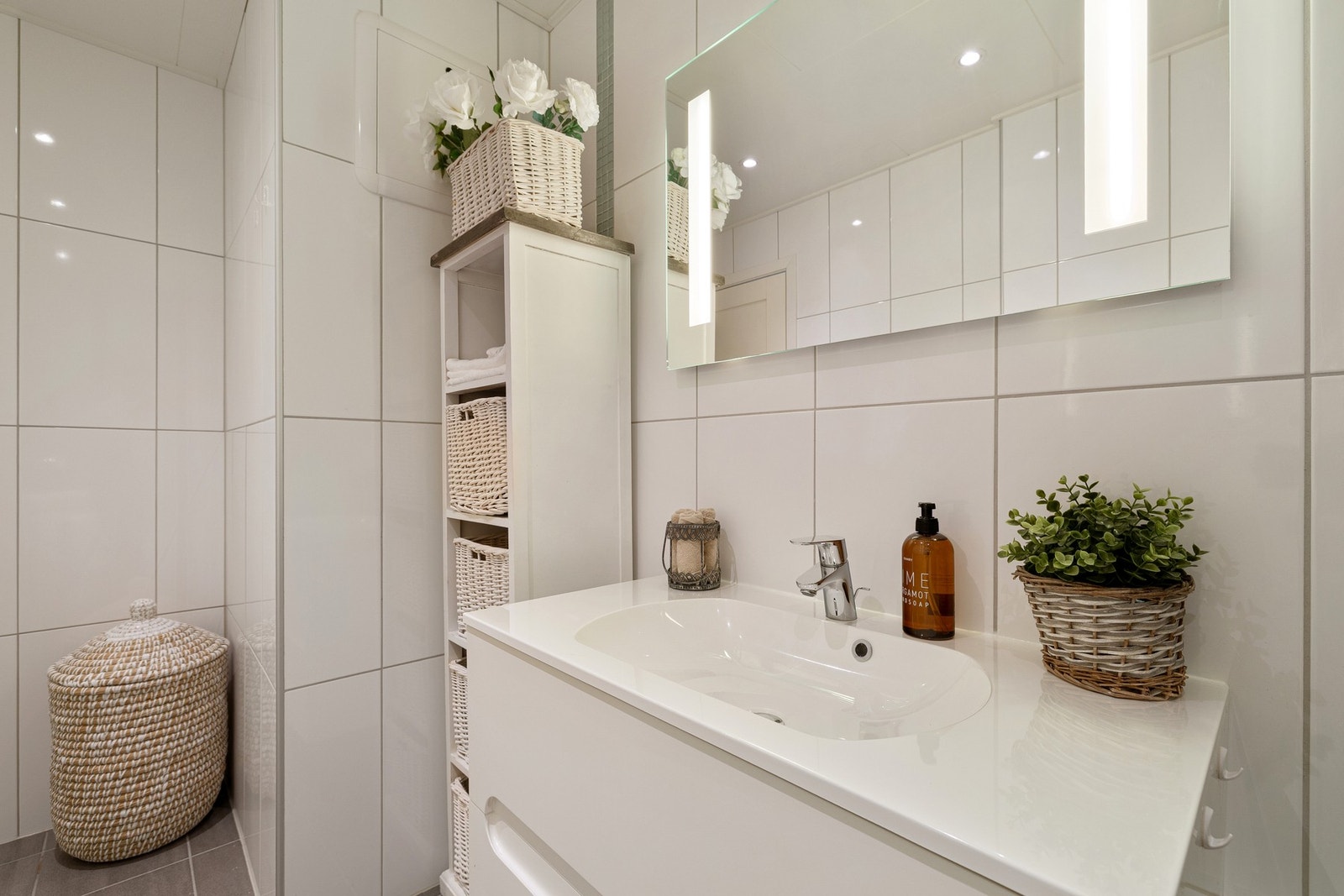 Anneks - Fin innredning, speil med innfelt belysning og innfelt downlights i taket Galleribilde