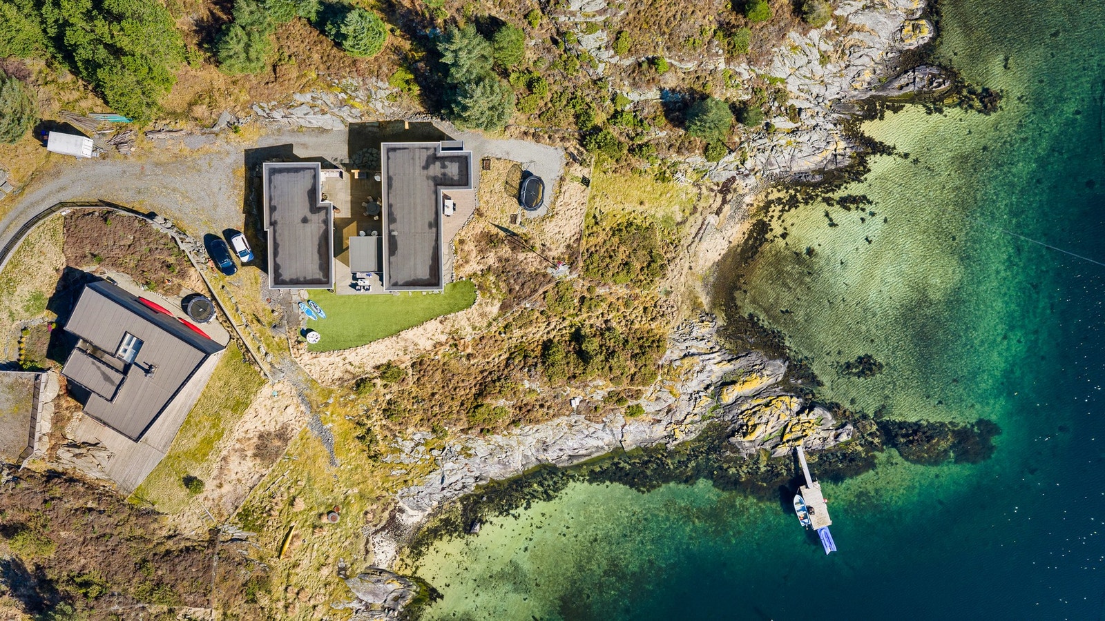 Tomtens areal er 1 141 m² som i hovedsak er beliggende i flatt terreng | Fra tomten er det ca 25 meter til sjølinjen Galleribilde