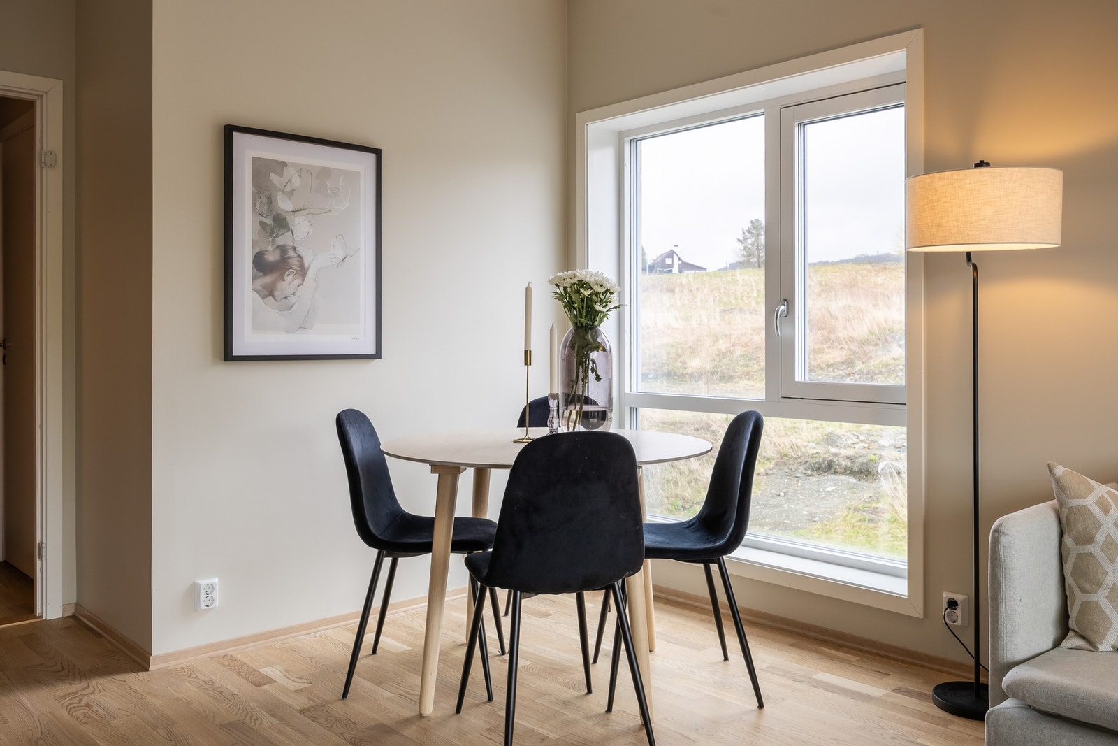 Spiseseksjonen nyter godt av store vindusflater og rikelig med naturlig lys. Galleribilde
