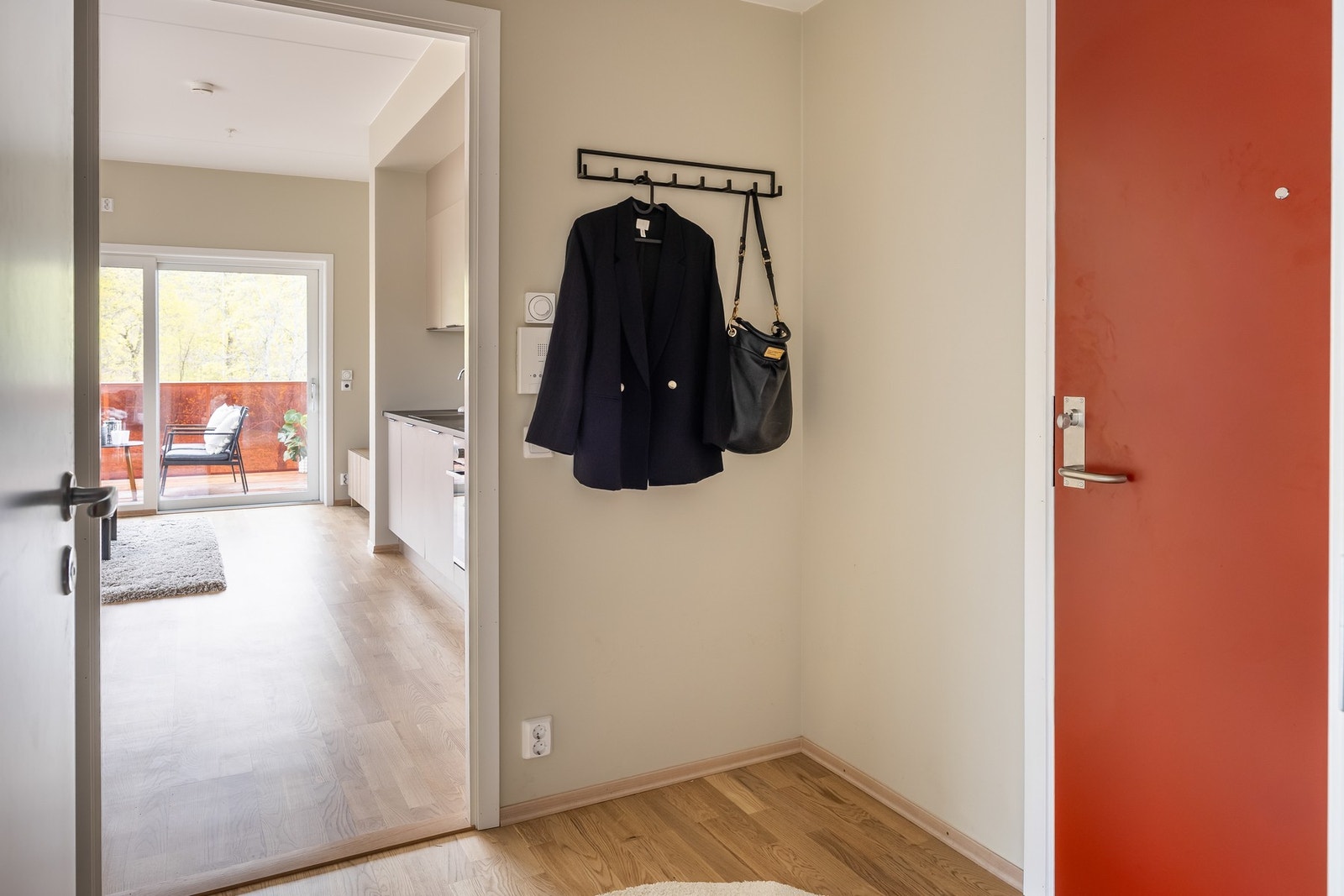 Her har man et innbydende inngangsparti med plass for enten kommode eller vegghengte knagger. Galleribilde