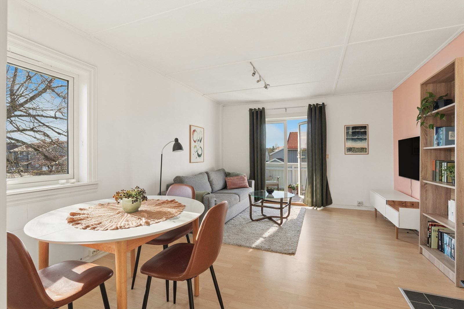 Stuen er lys og delikat, det er utgang til svært solrik balkong med sol fra tidlig morgen til sen kveld Galleribilde