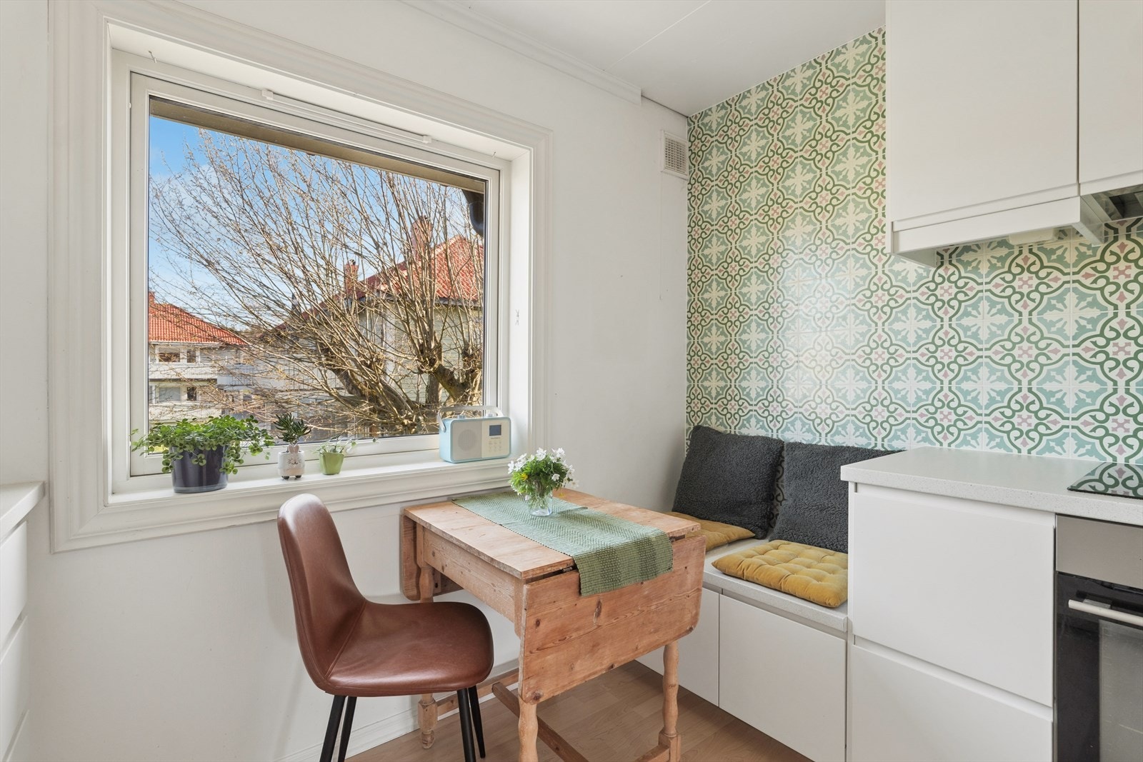 Koselig benkepalss med lagring under, perfekt for frokost eller en hyggelig stund rundt middagslagingen Galleribilde