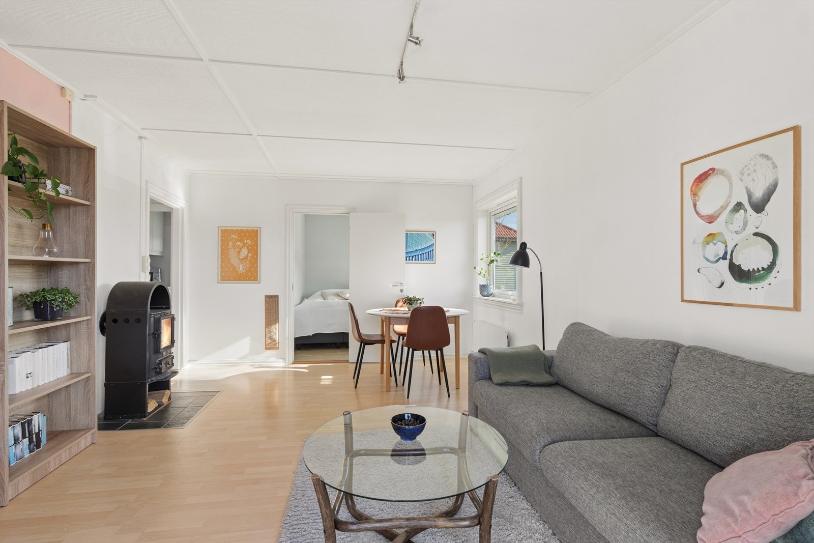 Stuen har peis som varmer godt på den kalde delen av året Galleribilde