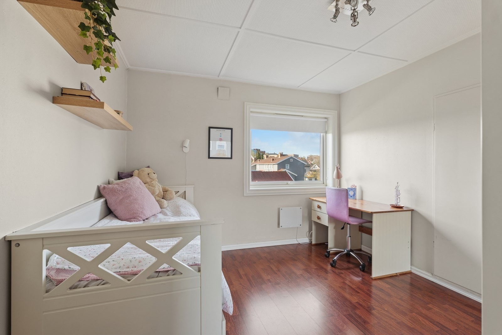 Soverom nr to, med god plass til seng, skrivepult og kommode/garderobe Galleribilde