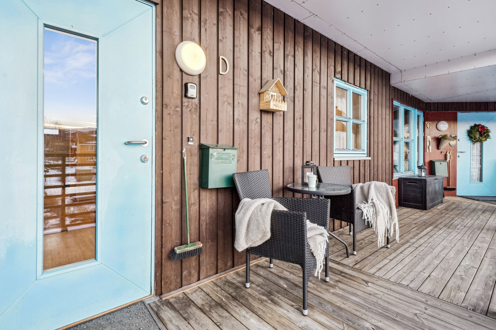 Uteplass i forbindelse med inngang/svalgang. Galleribilde