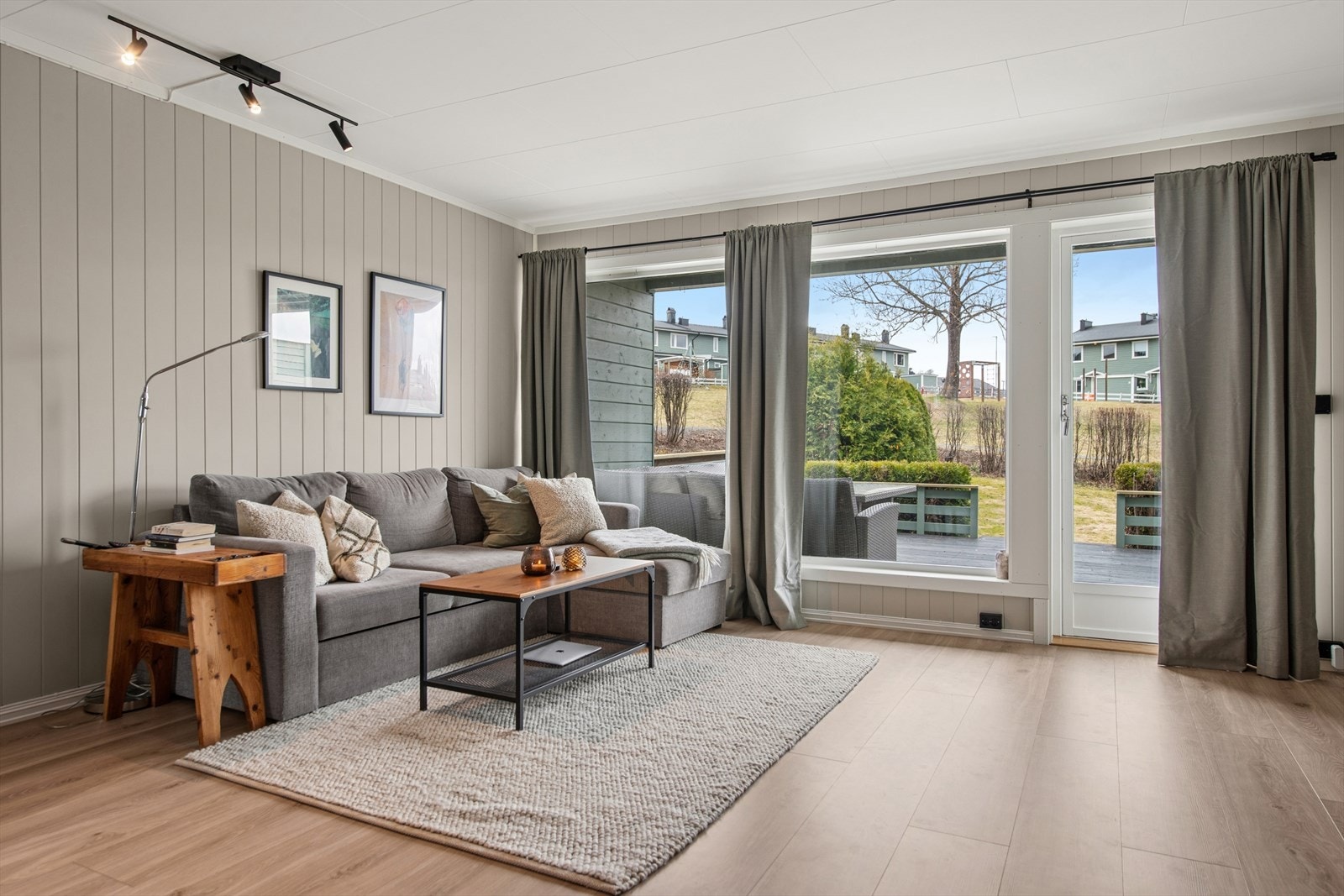 Godt med lysinnslipp og utgang til terrasse. Galleribilde