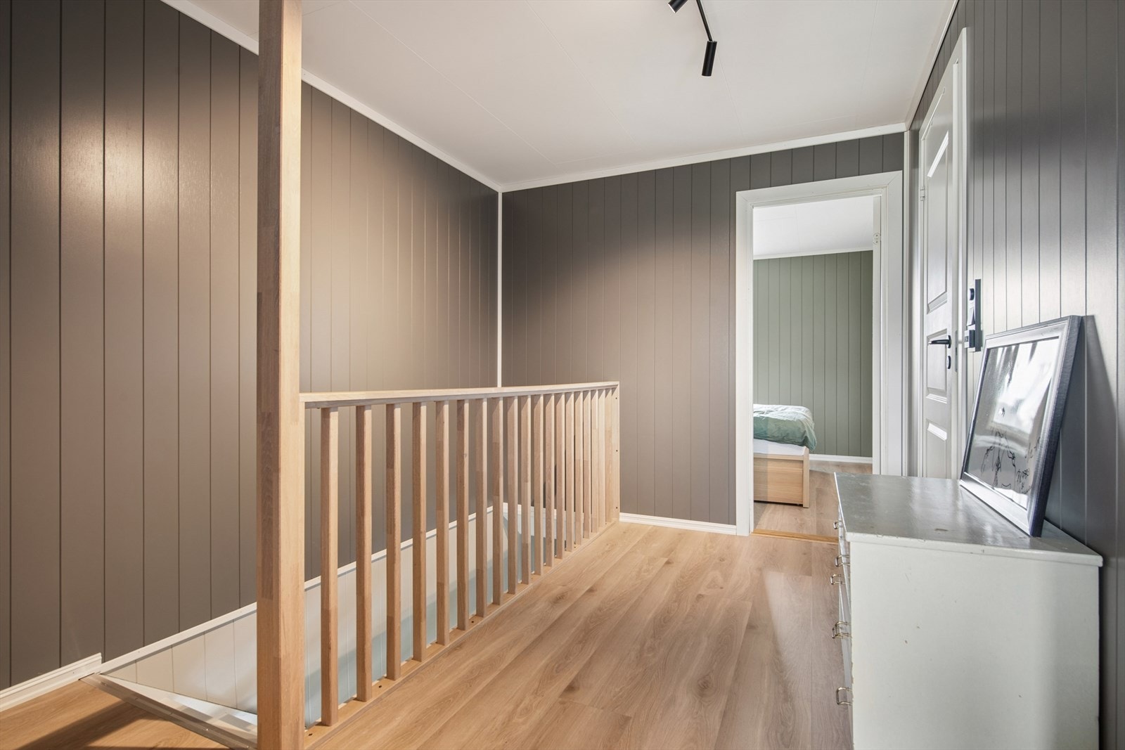 Velkommen opp til en innholdsrik 2.etasje med gang, 3 soverom, Kontor/garderoberom og bad/wc/vaskerom! Galleribilde