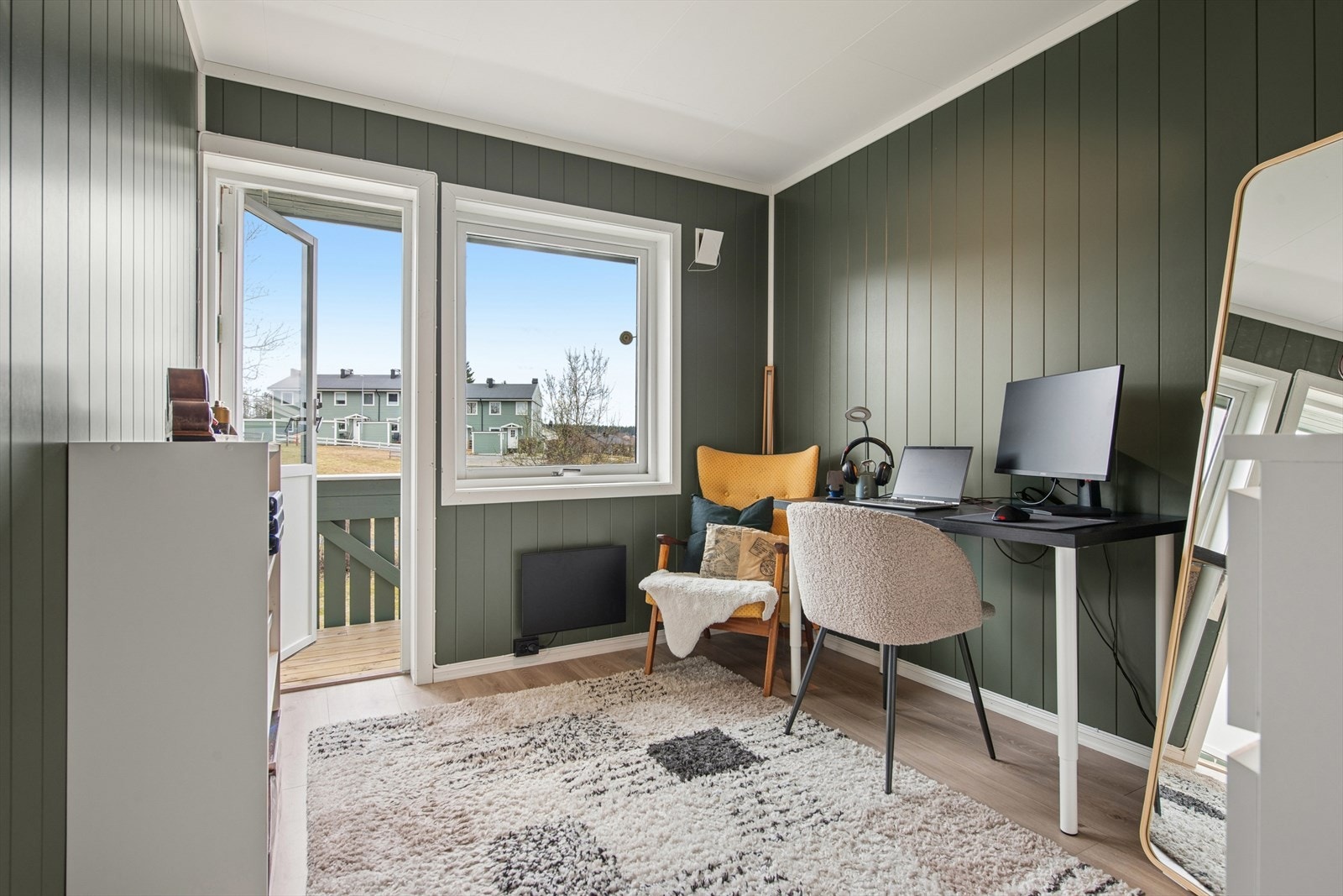 Soverom II blir i dag benyttet som kontor, og har utgang til veranda. Galleribilde